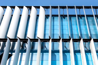 Modern bir binanın ön cephesi. Otomatik, hareketli perdelerden yapılmış yenilikçi bir cephe..