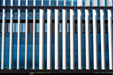 Modern bir binanın ön cephesi. Otomatik, hareketli perdelerden yapılmış yenilikçi bir cephe..