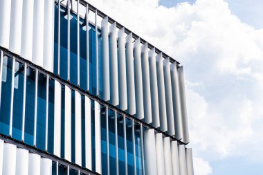 Modern bir binanın ön cephesi. Otomatik, hareketli perdelerden yapılmış yenilikçi bir cephe..