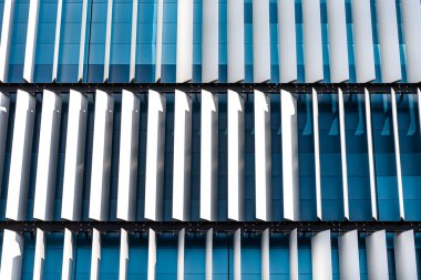 Modern bir binanın ön cephesi. Otomatik, hareketli perdelerden yapılmış yenilikçi bir cephe..