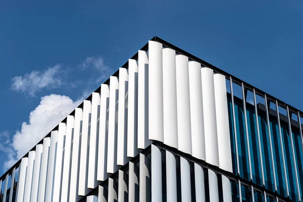 Modern bir binanın ön cephesi. Otomatik, hareketli perdelerden yapılmış yenilikçi bir cephe..