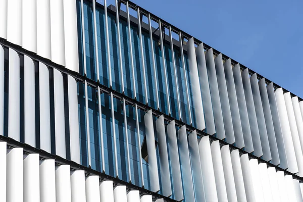 Modern bir binanın ön cephesi. Otomatik, hareketli perdelerden yapılmış yenilikçi bir cephe..