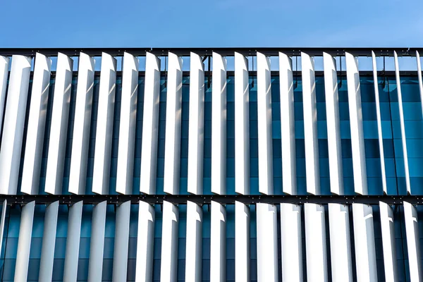 Modern bir binanın ön cephesi. Otomatik, hareketli perdelerden yapılmış yenilikçi bir cephe..