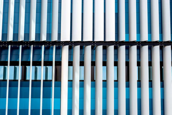 Modern bir binanın ön cephesi. Otomatik, hareketli perdelerden yapılmış yenilikçi bir cephe..