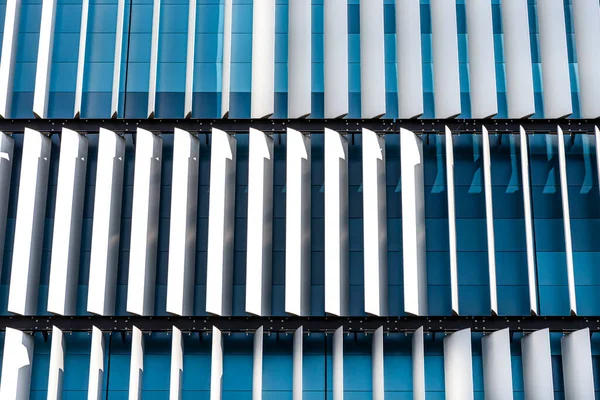 Modern bir binanın ön cephesi. Otomatik, hareketli perdelerden yapılmış yenilikçi bir cephe..