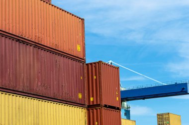 Rıhtımın yanındaki yükleme sahasında üst üste duran konteynırlar..