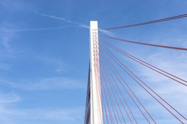 Ren nehrinin üzerindeki Alman otoyolunda mavi gökyüzüne karşı kurulmuş kablo destekli büyük bir köprü..