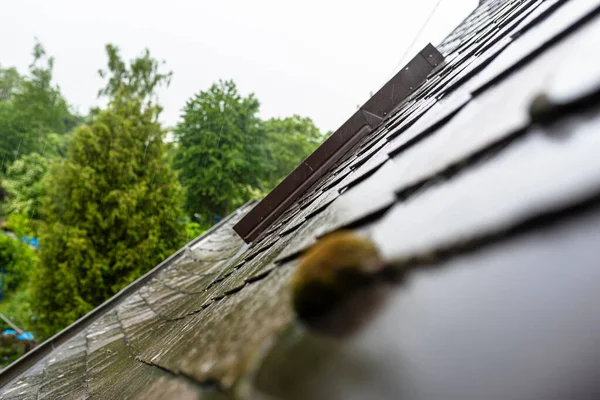 Heavy Rain Falling Roof Overflowing Gutter Water Rainy Weather Visible — Foto de Stock