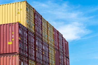 Andernach, Almanya - 15 Mayıs 2022. Rıhtımın yanındaki yükleme sahasında üst üste duran konteynırlar..