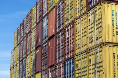 Andernach, Almanya - 15 Mayıs 2022. Rıhtımın yanındaki yükleme sahasında üst üste duran konteynırlar..