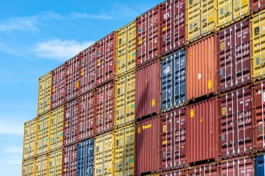 Andernach, Almanya - 15 Mayıs 2022. Rıhtımın yanındaki yükleme sahasında üst üste duran konteynırlar..