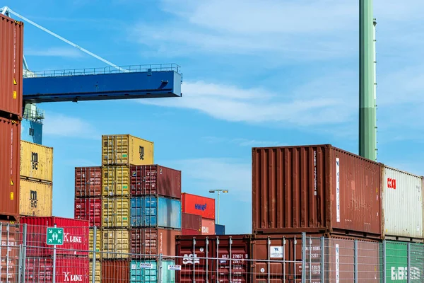 Andernach, Almanya - 15 Mayıs 2022. Rıhtımın yanındaki yükleme sahasında üst üste duran konteynırlar..