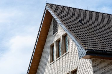Kilisede ahşabı beyaz tuğlalarla taklit eden klasik bir PVC soffit var..