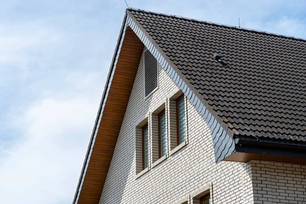 Church Has Classic Pvc Soffit Imitates Wood White Brick Facade — Stockfoto