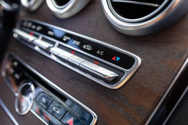 Üç havalandırması ve kliması olan modern bir yolcu vagonunun içi..