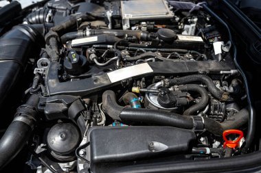 170 beygir gücünde ve motor kapasitesi 2.2 litre olan modern bir dizel motor. Görünür motor ekipmanları, bujiler ve elektrik kabloları.