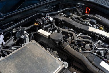 170 beygir gücünde ve motor kapasitesi 2.2 litre olan modern bir dizel motor. Görünür motor ekipmanları, bujiler ve elektrik kabloları.