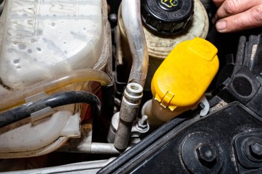 R134A soğutuculu şarj etmek için yolcu vagonundaki havalandırma sisteminde vanaları aç.