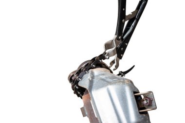 Büyük bir araba katalitik dönüştürücüsü, boru makasıyla, kesme yolu olan beyaz bir arka planda izole edilmiş..