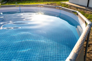 Large expansion pool with a diameter of 3.96 meters, set in the backyard next to the house.