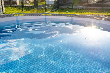 Large expansion pool with a diameter of 3.96 meters, set in the backyard next to the house.