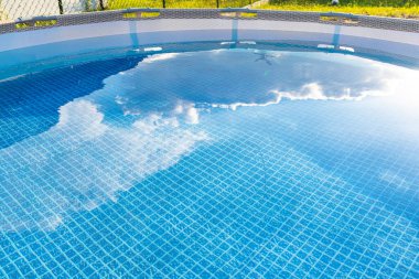 Large expansion pool with a diameter of 3.96 meters, set in the backyard next to the house.