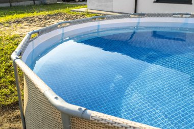 Large expansion pool with a diameter of 3.96 meters, set in the backyard next to the house.