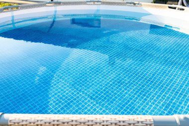 Large expansion pool with a diameter of 3.96 meters, set in the backyard next to the house.