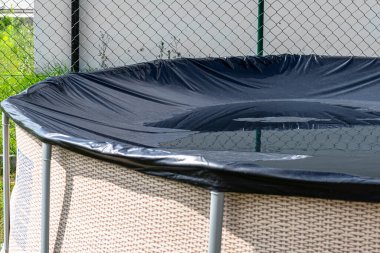 Genişleme havuzunun çapı 3.96 metre. Siyah kaplı. Arka bahçede, evin yanında..