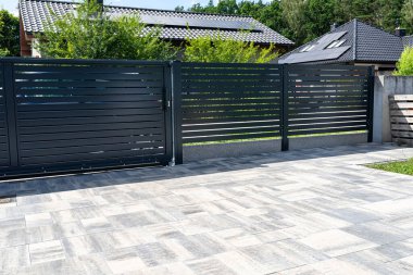 Modern panel antrasit renginde eskrim, garaja açılan görünür sürgülü kapı, kapı kolu ve kilit..