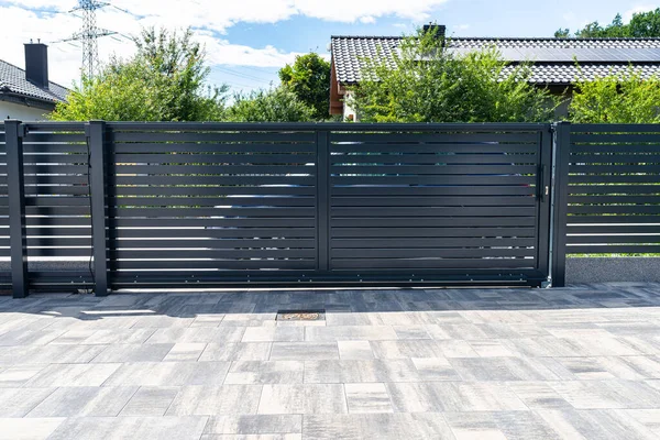 Modern Panel Fencing Anthracite Color Visible Sliding Gate Garage Well — ストック写真