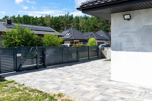 Modern Panel Fence Anthracite Color Visible Sliding Gate Garage Wicket — ストック写真