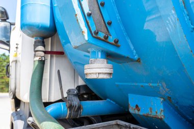 20 metreküpten fazla kapasiteye sahip bir foseptiği doldurmak için büyük bir tankı olan bir kamyon, görünür dolgu göstergesi ve fazlalık vanası.