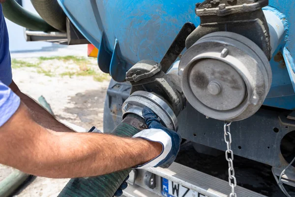 Man Connects Inch Pvc Suction Hose Flange Fitting Trucks Tank — Φωτογραφία Αρχείου