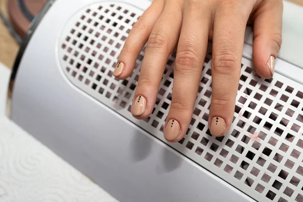 Manicurist Applies Topcoat Finished Hybrid Nails Brush — Fotografia de Stock