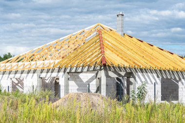 Roof trusses connected to the roof truss, not covered with a roof, with a steel I-beam instead of a corner rafter.