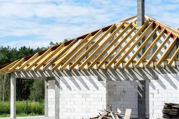 Roof trusses connected to the roof truss, not covered with a roof, with a steel I-beam instead of a corner rafter.