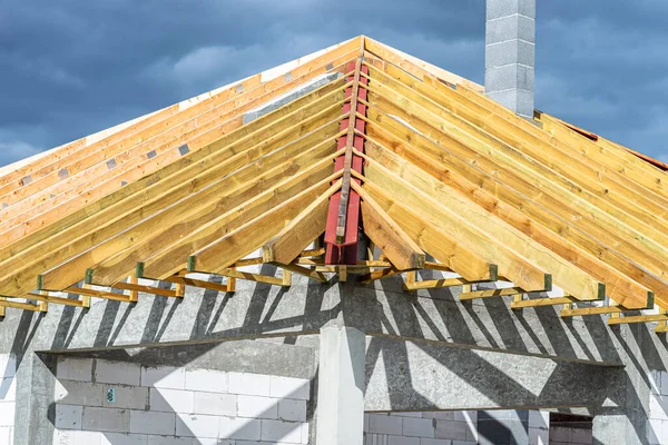 Roof trusses connected to the roof truss, not covered with a roof, with a steel I-beam instead of a corner rafter.