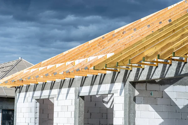 Roof trusses connected to the roof truss, not covered with a roof, with a steel I-beam instead of a corner rafter.