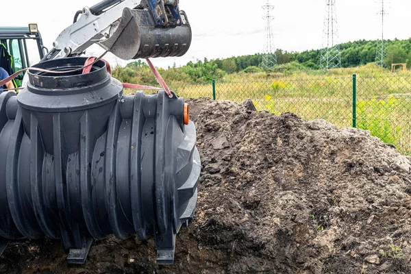 Installation Single Chamber Home Sewage Treatment Plant Excavator Raises Tank — Fotografia de Stock