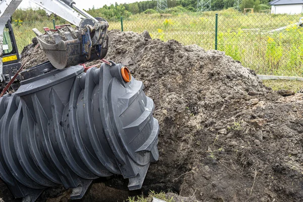 Installation Single Chamber Home Sewage Treatment Plant Excavator Raises Tank — Fotografia de Stock