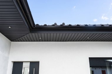 Çağdaş bir grafit ringa kemiği çatı astarı kirişlere bağlı, LED ışıkları açık..