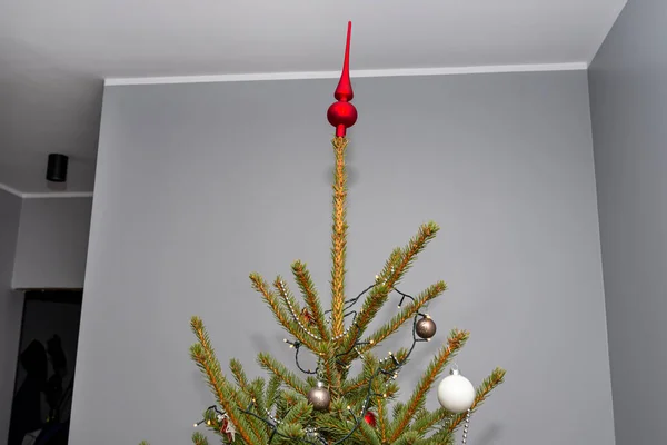 Uma Árvore Natal Abeto Decorado Com Bugigangas Salão Uma Casa — Fotografia de Stock