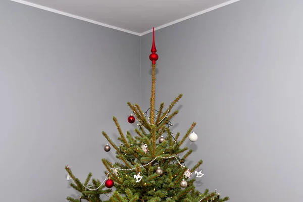 Рождественская Елка Украшенная Безделушками Стоящими Зале Современного Дома — стоковое фото