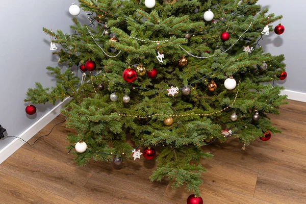 Uma Árvore Natal Abeto Decorado Com Bugigangas Salão Uma Casa — Fotografia de Stock