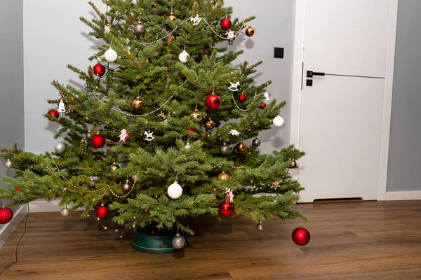 Abete Rosso Albero Natale Decorato Con Bagattelle Piedi Nella Sala — Foto Stock