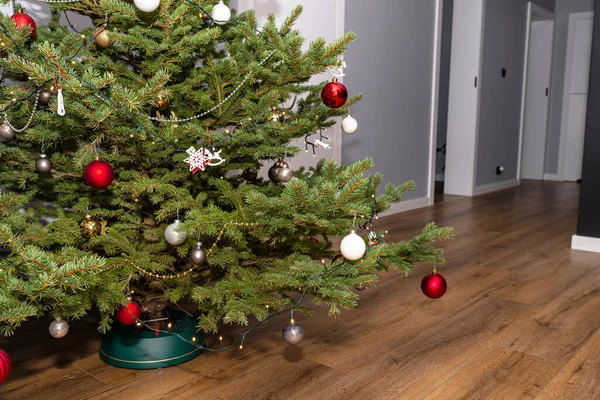 一棵装饰着灌木的云杉圣诞树矗立在一座现代化的房子的大厅里 — 图库照片