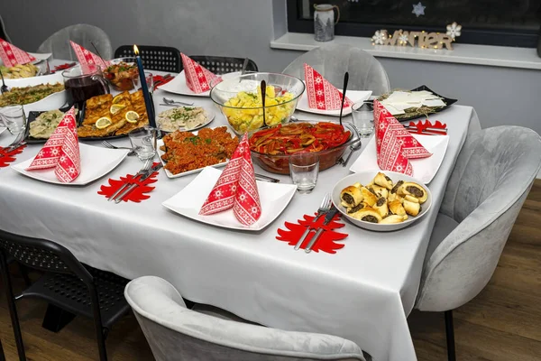 Стол Перед Рождественским Ужином Многими Традиционными Польскими Блюдами — стоковое фото