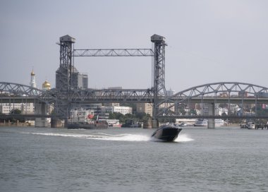 Güneyden bir asma köprü altında gemi yüzer