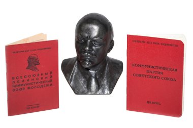 Lenin büstü ve parti üyelik kartları